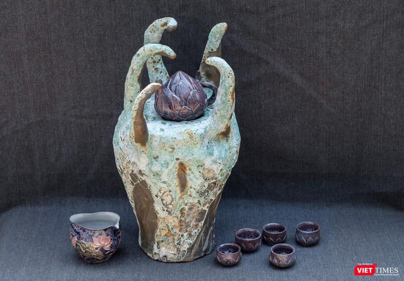 Ấm trà búp sen được chế tác cầu kỳ 