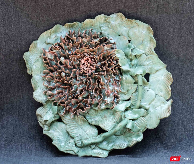 Tác phẩm tranh gốm Hoa Cúc xanh 