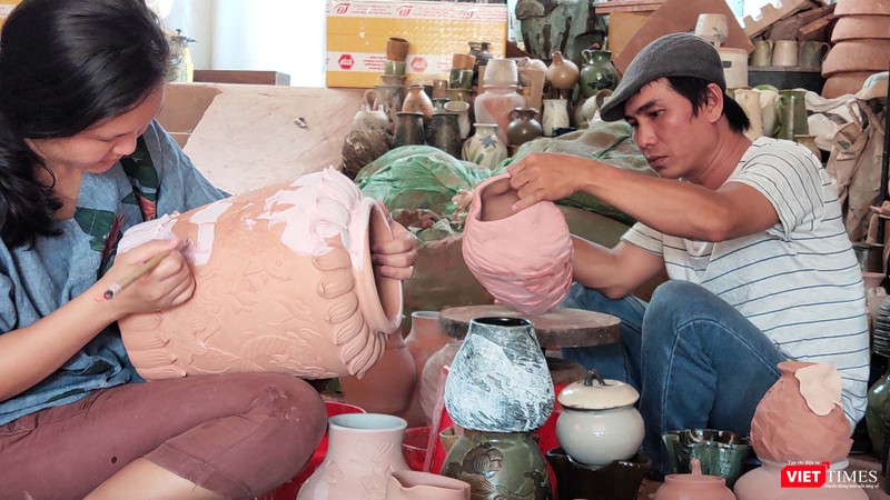 Nguyễn Thị Dũng-Ngô Trọng Văn tại lò gốm ở Thủ Dầu Một (Bình Dương) 