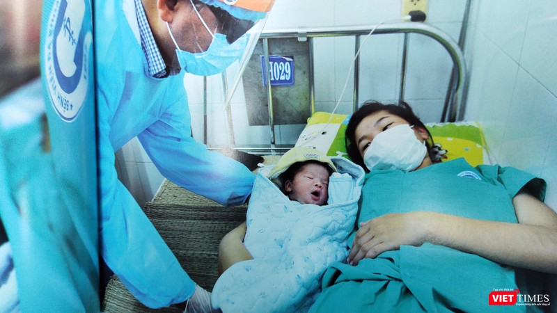 Đón em bé ra đời trong khu cách ly ở Quảng Nam