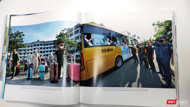 Cán bộ chiến sĩ Trường Trung cấp Cảnh sát nhân dân 5 (Quảng Nam) tạm biệt đồng bào hoàn thành cách ly (Ảnh trích từ cuốn sách)