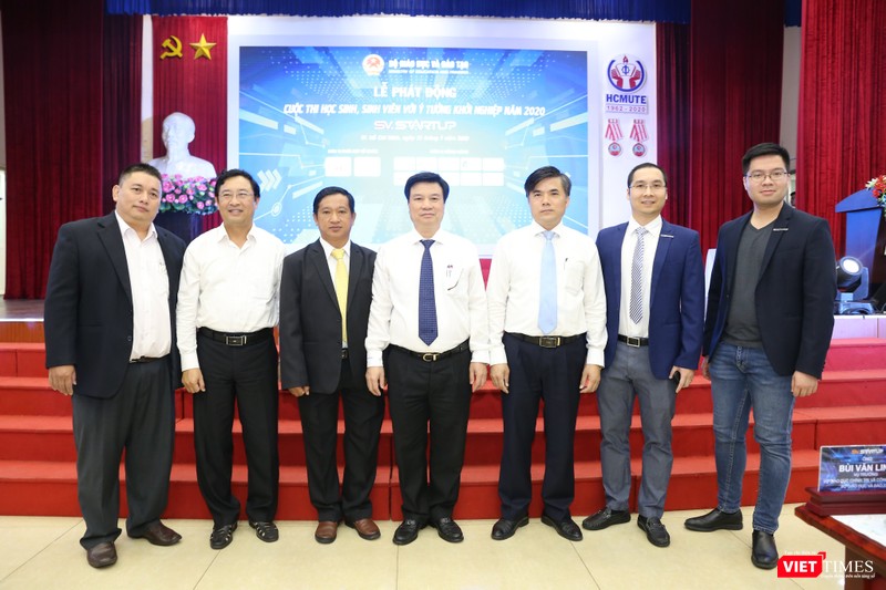 Thạc sĩ Vũ Tuấn Anh (ngoài cùng bên trái) trong lễ phát động cuộc thi khởi nghiệp năm 2020 của Bộ Giáo dục (Ảnh: T.B) 