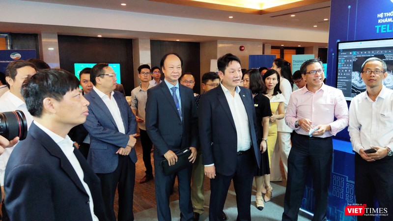 Ông Trương Gia Bình, thành viên UB Quốc gia về Chính phủ điện tử, Chủ tịch HĐQT Tập đoàn FPT, ông Nguyễn Đình Thắng, Phó Chủ tịch Hội Truyền thông số VN cùng khách mời thăm các gian hàng (Ảnh: Hòa Bình)