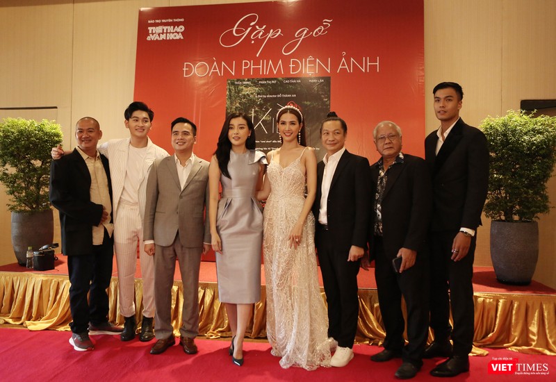 Từ trái qua: quay phim Trương Tuấn, diễn viên Minh Khải, ông Hán Hữu Hải - Tổng Giám đốc YourTV, nữ diễn viên Cao Thái Hà, Phan Thị Mơ, đạo diễn Đỗ Thành An, Giám đốc nghệ thuật - TS Đỗ Lệnh Hùng Tú, nam diễn viên Mạnh Lân (Ảnh: T.B) Từ trái qua: quay phim Trương Tuấn, diễn viên Minh Khải, ông Hán Hữu Hải - Tổng Giám đốc YourTV, nữ diễn viên Cao Thái Hà, Phan Thị Mơ, đạo diễn Đỗ Thành An, Giám đốc nghệ thuật - TS Đỗ Lệnh Hùng Tú, nam diễn viên Mạnh Lân (Ảnh: T.B)