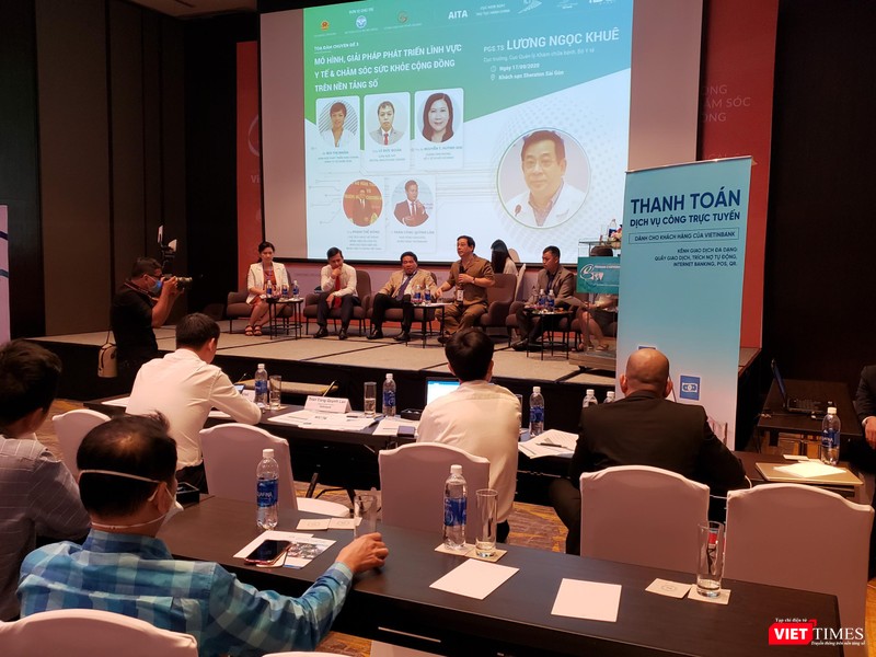 Cục trưởng Lương Ngọc Khuê và các khách mời tham gia tọa đàm trao đổi về chính phủ điện tử & giải pháp chuyển đổi số ngành y