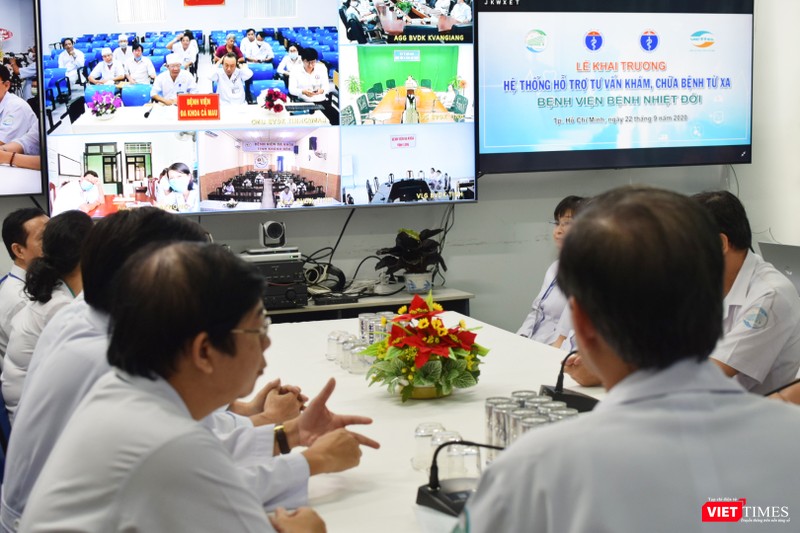 Các BS có mặt tại BV Bệnh Nhiệt đới cùng các BS tại điểm cầu BV Đa khoa tỉnh An Giang đã cùng hội chẩn về một ca bệnh nhiễm khuẩn nguy hiểm (Ảnh: Hòa Bình)