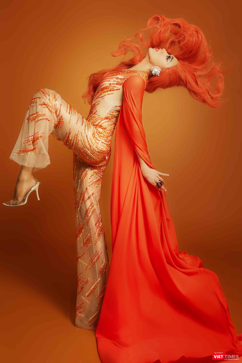 Biên đạo Nhật Anh mang màu cam – tượng trưng cho sự nhận thức và các khả năng