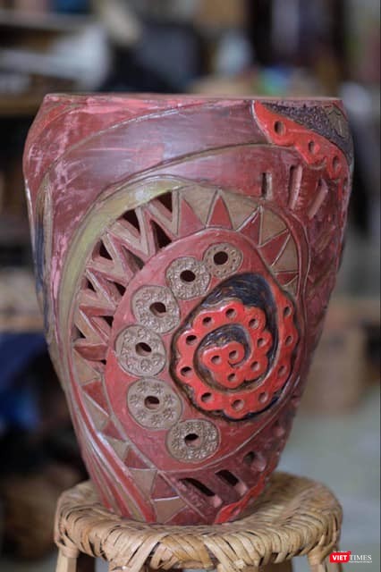 Bình gốm của Hà Hùng Dũng có màu sắc độc đáo, gây bất ngờ