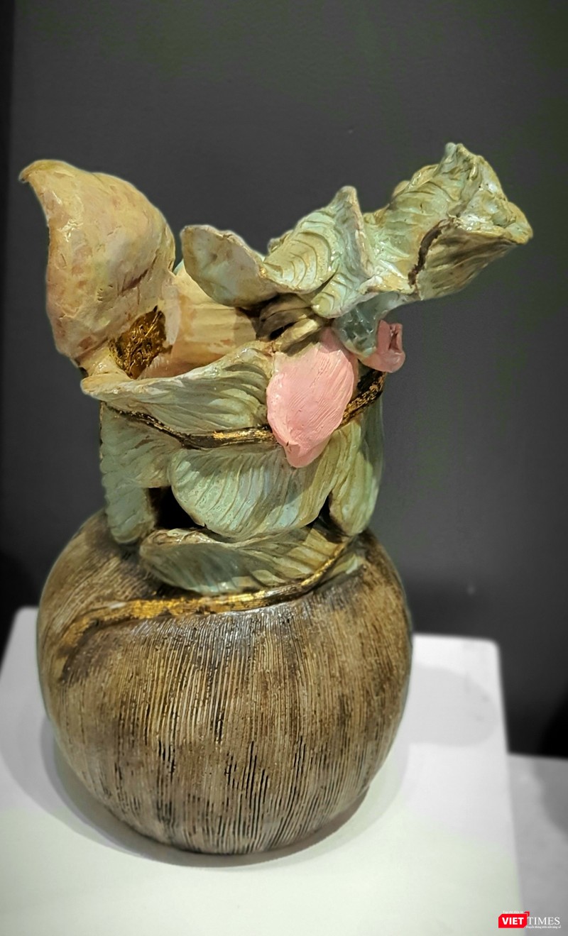 Thục Quyên cho biết phối màu men dựa vào cảm giác pha màu của các chất liệu khác vì màu men rất khó nhìn bằng mắt thường