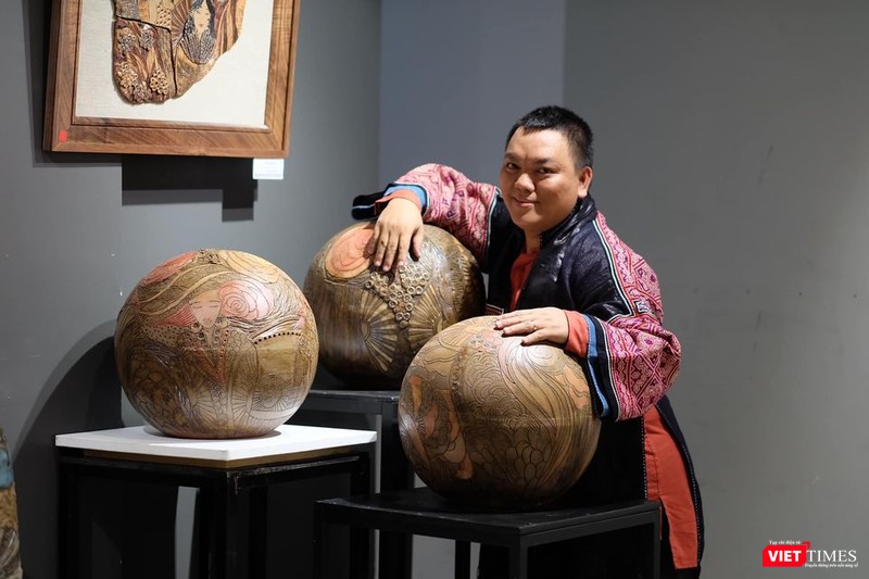 Họa sĩ Hà Hùng Dũng gây bất ngờ với bộ sưu tập "Ngẫu hứng với gốm" (Ảnh: HB) 