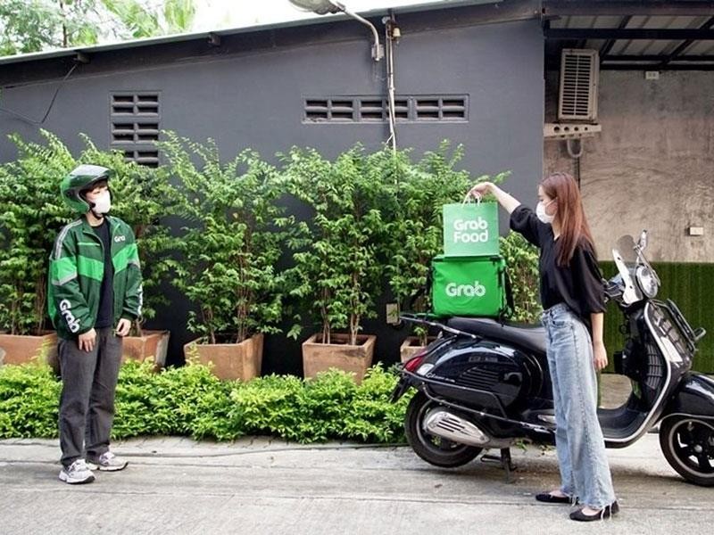 Giao hàng gián tiếp đảm bảo khoảng cách an toàn giữa đối tác của Grab và khách hàng luôn duy trì ở mức 2 m trong suốt quá trình giao, nhận thức ăn (Ảnh: Grab Food) Giao hàng gián tiếp đảm bảo khoảng cách an toàn giữa đối tác của Grab và khách hàng luôn duy trì ở mức 2 m trong suốt quá trình giao, nhận thức ăn (Ảnh: Grab Food)