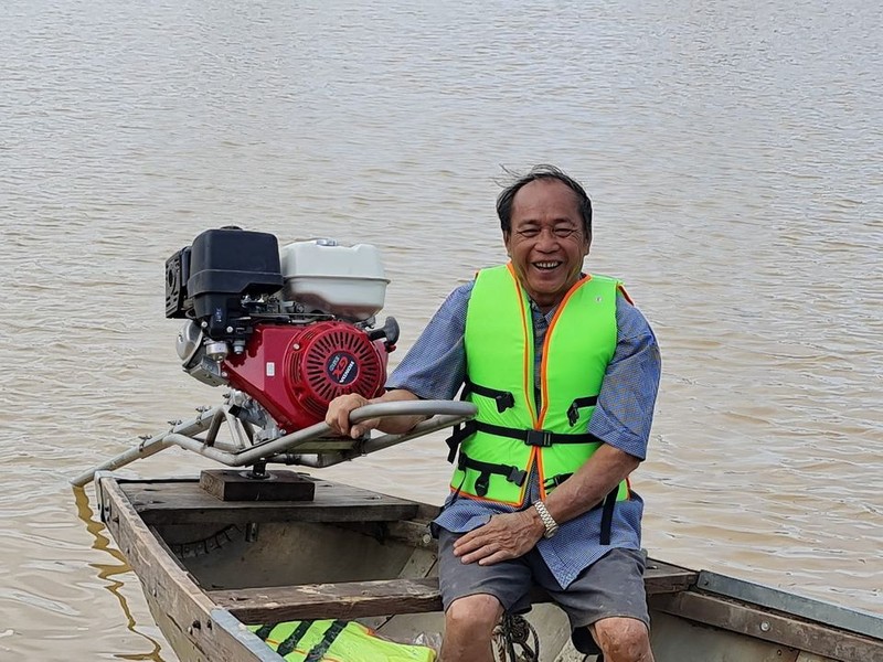 Ông Bình cười tươi khi nhận và chạy thử, hài lòng với con đò mới (Ảnh: Lê Hữu Chính)