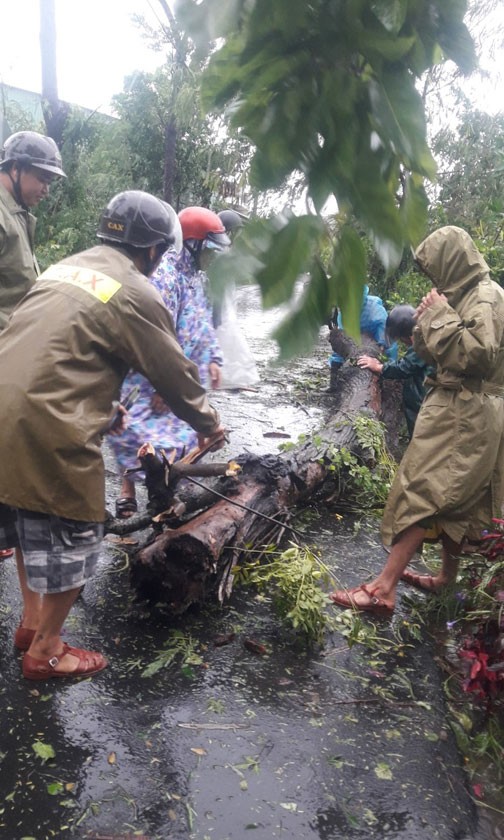Ban chỉ huy Phòng chống thiên tai - Tìm kiếm cứu nạn tỉnh Phú Yên đi chống bão (Ảnh: Anh Ngọc)