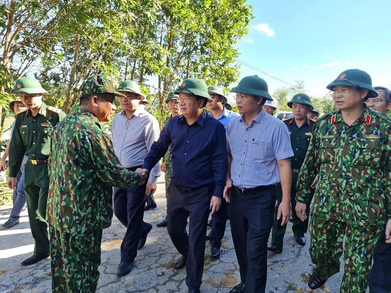 Đoàn công tác của Phó thủ tướng Trịnh Định Dũng đã đến điểm mở đường đầu tiên để vào Trà Leng (Ảnh: Hiếu Sang) Đoàn công tác của Phó thủ tướng Trịnh Định Dũng đã đến điểm mở đường đầu tiên để vào Trà Leng (Ảnh: Hiếu Sang)