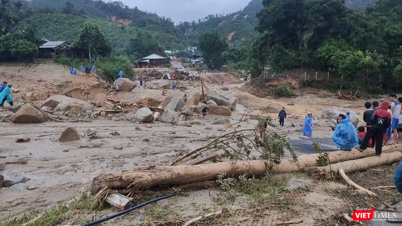 Người dân thoát nạn ngơ ngác ngóng chờ tin tức về người mất tích (Ảnh: Sơn Phước)