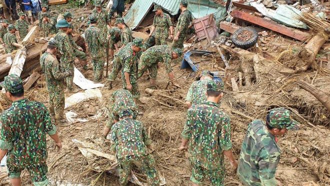 Bộ đội công an khẩn cấp tìm kiếm cứu nạn dưới mưa (Ảnh: VTC News)