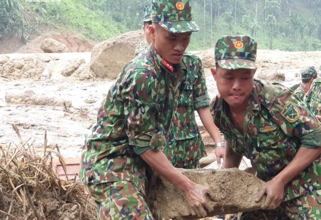 Bộ đội dọn dẹp để tìm kiếm cứu nạn ở Trà Leng (Ảnh: VTC News)