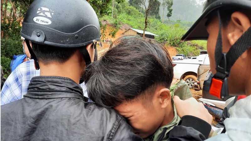Em Lê Thanh Tú - con trai Bí thư Đảng ủy xã Trà Leng Lê Hoàng Việt từ trường học nội trú trở về, quá đau lòng vì nhà cửa bị vùi lấp, cha vẫn đang mất tích (Ảnh: QNO)