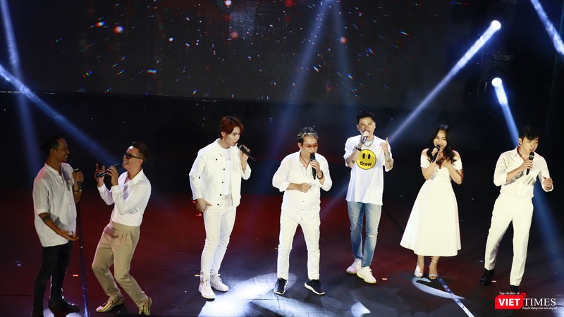 Nhạc sỹ Đức Huy - Ca sỹ Hoàng Bách - Phạm Anh Khoa - Nguyên Hà - Lân Nhã - Hoàng Tôn trình diễn trong đêm nghệ thuật