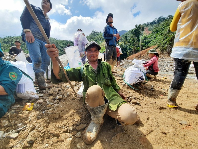 Người dân địa phương cũng được huy động tham gia. Ảnh- AK