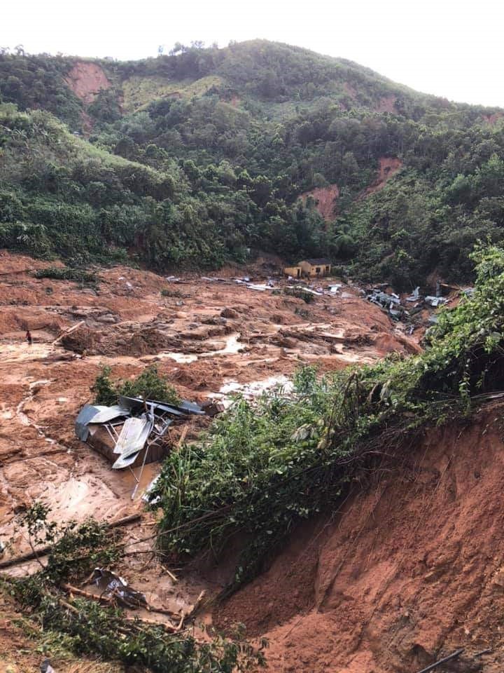 Nhà của cô giáo Dung giờ bị vùi trong đống đổ nát này. Căn nhà vừa được dựng, vợ chồng cô Dung chưa một ngày nào được ở trong nhà mới. Ảnh- H.V.P