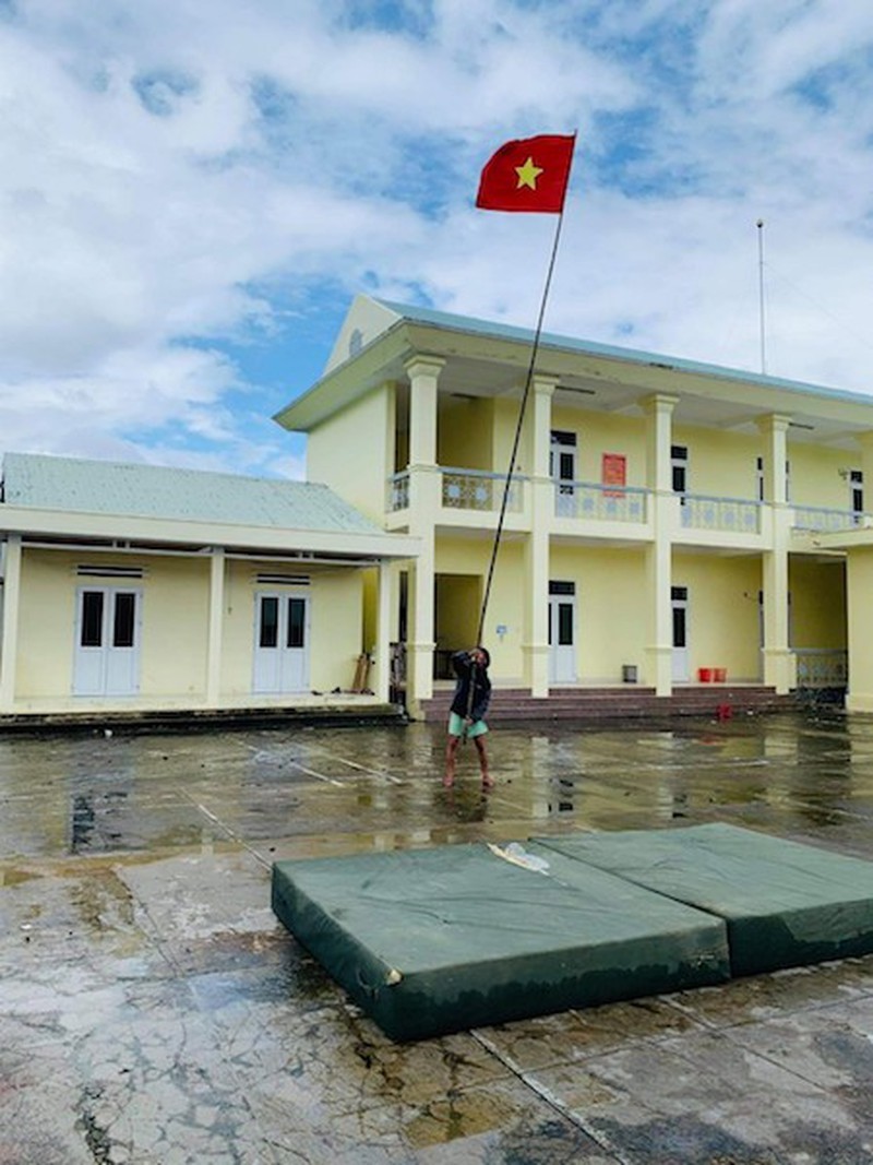 Phía bên dưới, người dân kê nệm, phất cờ báo hiệu cho trực thăng tiếp hàng. Ảnh- AK