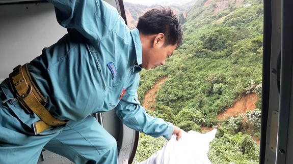 Vì điều kiện, thời tiết không cho phép, nên máy bay bay treo, thả hàng cứu trợ xuống cho bà con