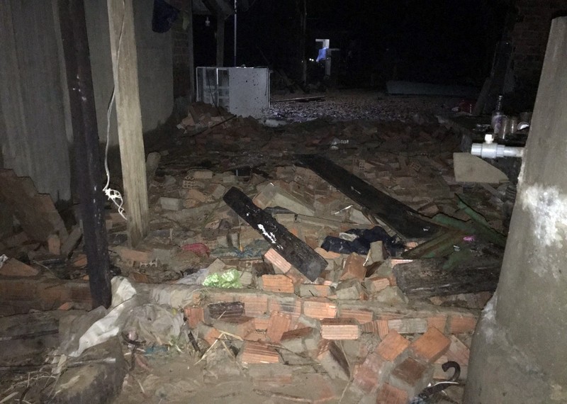 Căn nhà của 1 thầy giáo liều mình cứu mạng 20 cư dân huyện Bắc Trà My, khi quay về chỉ còn nền nhà (Ảnh: QNO)