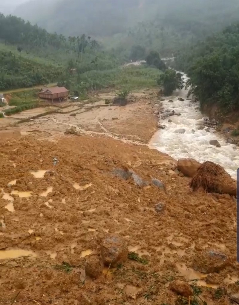 Một ngôi nhà của người dân xã Sơn Long mà chính quyền chưa kịp tháo dỡ nằm chênh vênh bên họng đất - Ảnh: T.V Một ngôi nhà của người dân xã Sơn Long mà chính quyền chưa kịp tháo dỡ nằm chênh vênh bên họng đất - Ảnh: T.V