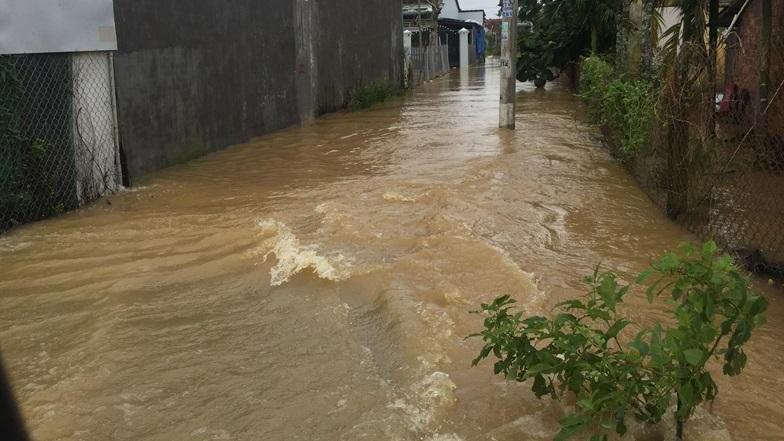 Nước lũ tràn vào đường thôn, xóm và nhà dân (Ảnh: BQN)