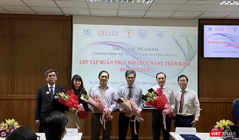 Lớp tập huấn phục hồi chức năng thần kinh sau đột quỵ tại Bệnh viện Đại Học Y Dược TP.HCM (Ảnh: Hải Linh)