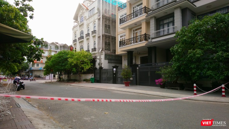 Dãy phố vắng tanh chỉ có lực lượng chức năng bảo vệ hiện trường Dãy phố vắng tanh chỉ có lực lượng chức năng bảo vệ hiện trường