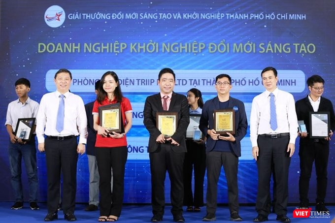 Trao thưởng cho các doanh nghiệp khởi nghiệp và đổi mới sáng tạo (Ảnh: SKHCN) 