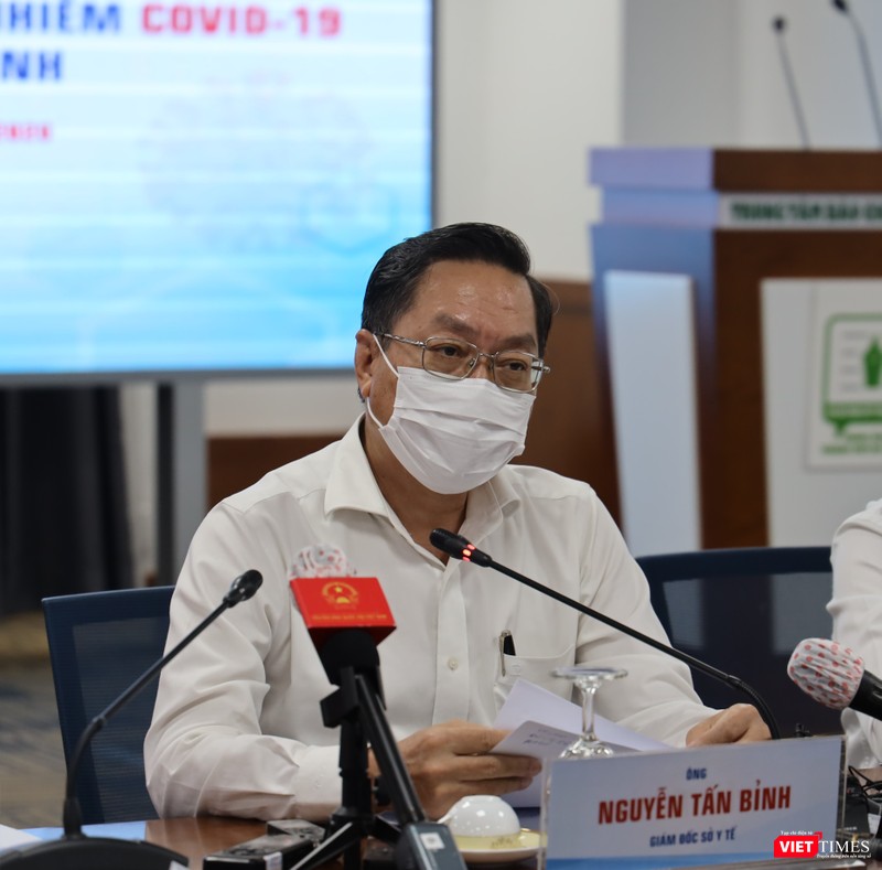 Giám đốc Sở Y tế Nguyễn Tấn Bỉnh phát biểu tại họp báo hôm 2/12 (Ảnh: Hoà Bình)