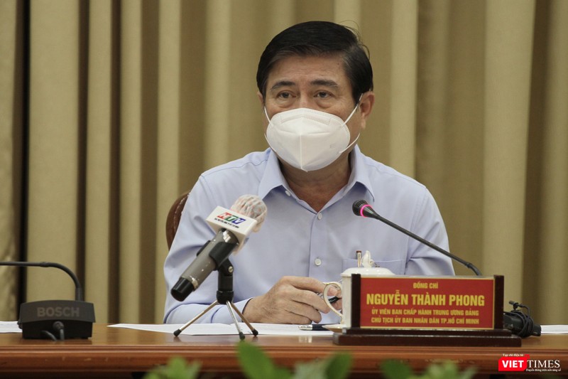 Chủ tịch UBND TP.HCM Nguyễn Thành Phong chủ trì cuộc họp Ban chỉ đạo phòng, chống dịch bệnh COVID-19 chiều tối nay 3/12 (Ảnh: TTBC)