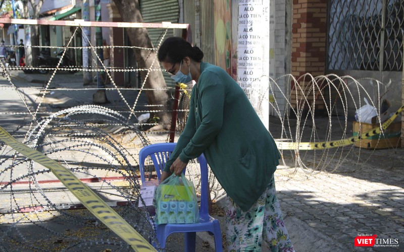 Người dân sẽ đến lấy đồ tiếp tế và thực phẩm đảm bảo giãn cách