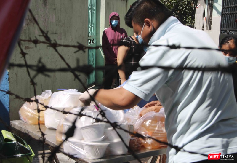 Đồ ăn được lực lượng chức năng tiếp tế hàng ngày