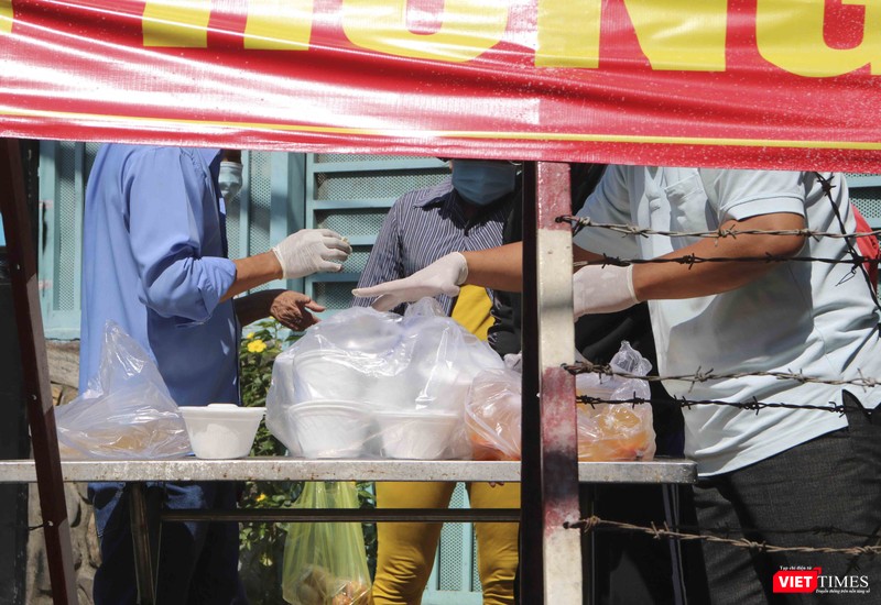 Nhiều người dân đã đeo găng tay cao su để đảm bảo tiếp xúc an toàn