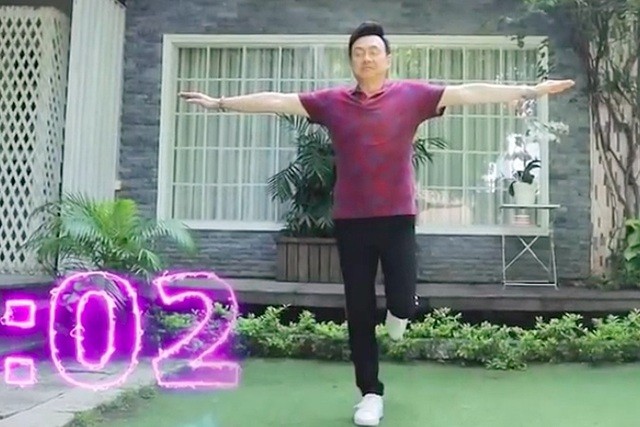 HÌnh chụp video nghệ sĩ Chí Tài trong thử thách đứng thăng bằng trên 1 chân HÌnh chụp video nghệ sĩ Chí Tài trong thử thách đứng thăng bằng trên 1 chân