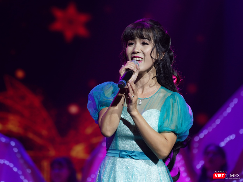 Không khí Noel trở nên rộn ràng khi ca sĩ Diệu Hiền xuất hiện lung linh trên sân khấu với giọng hát ngọt ngào qua bài hát "Đêm nay Noel về" Không khí Noel trở nên rộn ràng khi ca sĩ Diệu Hiền xuất hiện lung linh trên sân khấu với giọng hát ngọt ngào qua bài hát "Đêm nay Noel về"