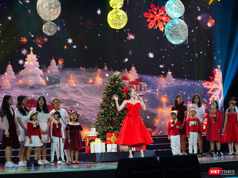 Ca sĩ Duyên Quỳnh với ca khúc "Santa claus is coming to town" khuấy động cuối chương trình trên một sân khấu lung linh sắc màu Noel, như loan báo rằng ông già Noel đã đến nơi này Ca sĩ Duyên Quỳnh với ca khúc "Santa claus is coming to town" khuấy động cuối chương trình trên một sân khấu lung linh sắc màu Noel, như loan báo rằng ông già Noel đã đến nơi này