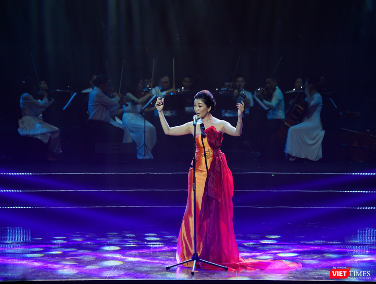 Nữ ca sĩ Phạm Thu Hà thể hiện cảm xúc qua giai điệu của bài hát Ave Maria Nữ ca sĩ Phạm Thu Hà thể hiện cảm xúc qua giai điệu của bài hát Ave Maria