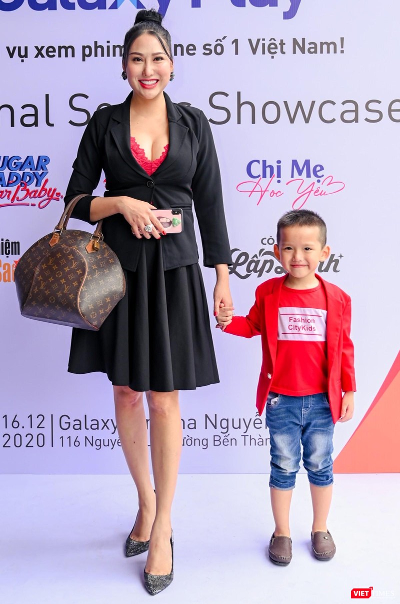 Diễn viên Phi Thanh Vân và con đến dự lễ ra mắt loạt phim độc quyền