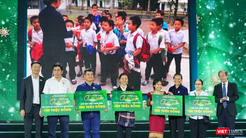 Chương trình nghệ thuật “Quà tặng Giáng sinh 2020 – Ánh sáng Tình yêu” trao 1 tỉ đồng tới các mái ấm (Ảnh: TB)