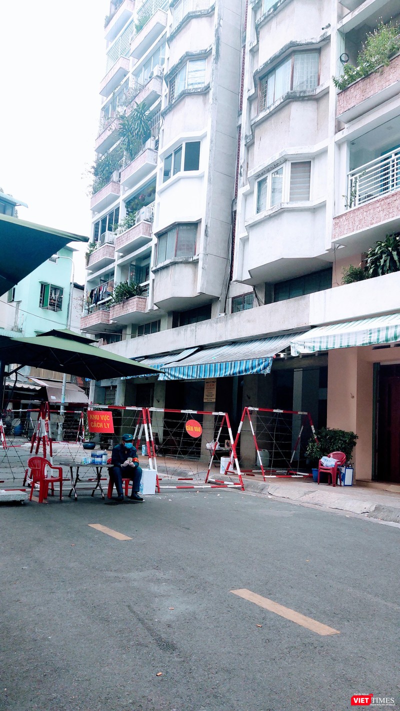 Block B của Chung cư Sư Vạn Hạnh đang được phong toả để kiểm soát dịch bệnh (Ảnh: Hoà Bình)