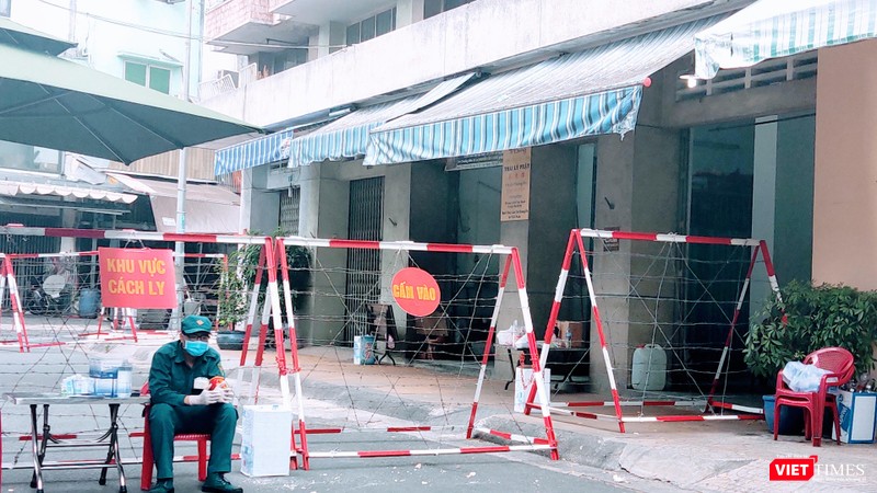 TP.HCM đã xác định được 3 người đi cùng với BN1440, trong đó 1 người đã trở thành BN1451 Bộ Y tế vừa công bố. Các lực lượng chức năng khẩn cấp truy tìm 1 người đàn ông tên Kh đã xuống xe tại quận 9 (Ảnh: Hoà Bình)