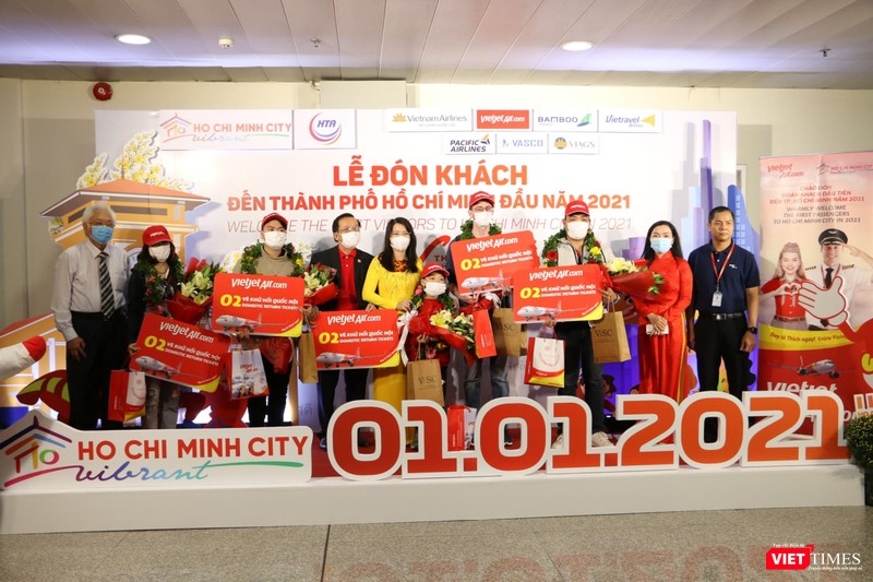 Bà Ánh Hoa tặng quà cho những khách du lịch đầu tiên đến với TP.HCM trong ngày 1/1/2021 (Ảnh: SDL)