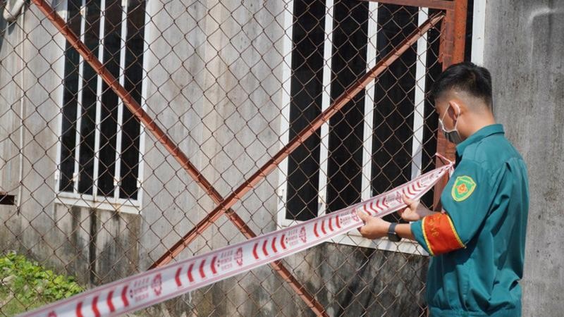 Phong toả khu vực quận 9, nơi cư trú của BN1453 (Ảnh: TTXVN)