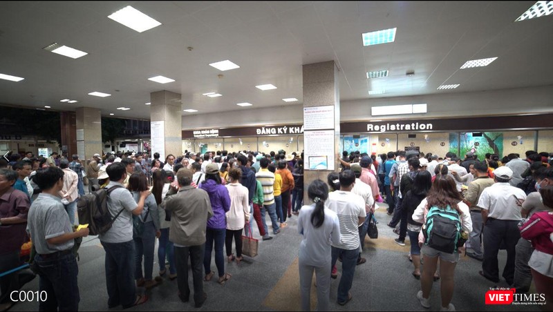 Một ngày làm việc bình thường của BV Đại học Y Dược TP.HCM vốn đã rất quá tải, nhiều bệnh nhân mong muốn nhập viện hơn con số 1.000 giường bệnh (Ảnh: HB)