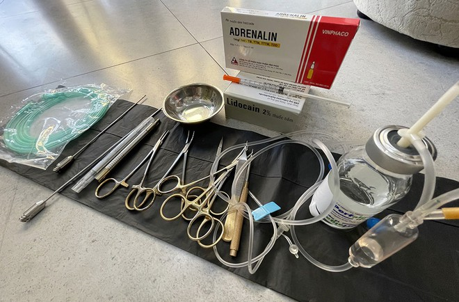 Bộ dụng cụ chuẩn bị phẫu thuật tại cơ sở Ngọc Nguyễn (Ảnh: Duy Tính)